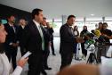 O governador Carlos Massa Ratinho Junior assinou nesta quarta-feira (03), em Brasília, em encontro com o presidente Luiz Inácio Lula da Silva e o ministro dos Transportes, Renan Filho, o documento que delega as rodovias estaduais do Paraná ao governo federal para a realização da nova concessão à iniciativa privada. É o maior projeto rodoviário em andamento no País. Foto: Jonathan Campos/AEN