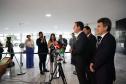 O governador Carlos Massa Ratinho Junior assinou nesta quarta-feira (03), em Brasília, em encontro com o presidente Luiz Inácio Lula da Silva e o ministro dos Transportes, Renan Filho, o documento que delega as rodovias estaduais do Paraná ao governo federal para a realização da nova concessão à iniciativa privada. É o maior projeto rodoviário em andamento no País. Foto: Jonathan Campos/AEN