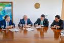 O governador Carlos Massa Ratinho Junior assinou nesta quarta-feira (03), em Brasília, em encontro com o presidente Luiz Inácio Lula da Silva e o ministro dos Transportes, Renan Filho, o documento que delega as rodovias estaduais do Paraná ao governo federal para a realização da nova concessão à iniciativa privada. É o maior projeto rodoviário em andamento no País. Foto: Ricardo Stuckert/PR