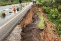 Escorregamento de terra atinge PR-170 entre Guarapuava e Pinhão Foto: DER-PR