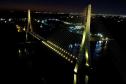  Ponte Brasil-Paraguai com a iluminação amarela