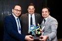 homens segurando Troféu PAINEL 2024