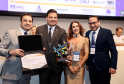 pessoas posando com o Troféu PAINEL 2024