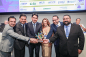 pessoas posando com o Troféu PAINEL 2024