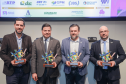 homens posando com o Troféu PAINEL 2024