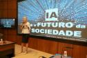 O governador Carlos Massa Ratinho Junior participa da palestra com a especialista em Inteligência Artificial, Martha Gabriel.