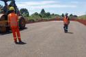 pessoas trabalhando na obra de concretagem na duplicação em Guarapuava