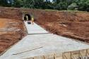 Pessoas trabalhando na obra de concretagem na duplicação em Guarapuava