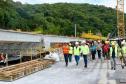 O secretário de Estado da Infraestrutura e Logística, Sandro Alex e O diretor-presidente do DER/PR, Fernando Furiatti visitando a obra da Ponte