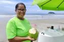 Helena Maria Serafim trabalha há 4 anos como ambulante na praia central de Guaratuba e espera aumento nas vendas com maior visitação de turistas