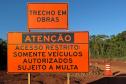 Placa de "trecho em obras"