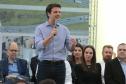 prefeito de Curitiba, Eduardo Pimentel, discursando para pessoas