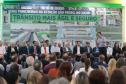 prefeito de Curitiba, Eduardo Pimentel, discursando para pessoas