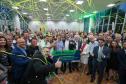 pessoas comemorando o convênio para implantação de duas trincheiras na Linha Verde