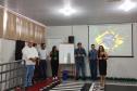Pessoas no palco da Escola de Trânsito do DER/PR
