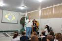 homem discursando na Escola de Trânsito do DER/PR