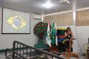 mulher discursando na Escola de Trânsito do DER/PR