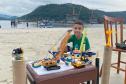 O menino, Felipe Benvinda Guszaki, de 7 anos, usando peças de montar, carrinhos e bonecos de brinquedo para recriar a obra