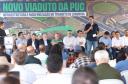 pessoas comemorando o viaduto puc