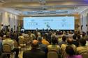 pessoas assintindo a pessoa discursando