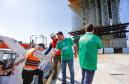 homens descendo do barco para ver a obra