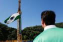 homem observando a bandeira do paraná