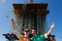 homens posando para a foto na obra