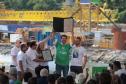 O governador eoutras pessoas segurado a placa da obra