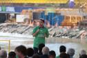 homem falando em cima do palco