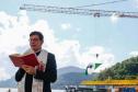 Padre Reginaldo Manzotti lendo a bíblia