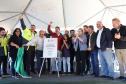 autoridades comemorando a entrega pavimentação da PR-239