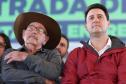 autoridades comemorando a entrega pavimentação da PR-239