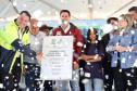 autoridades comemorando a entrega pavimentação da PR-239