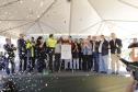 autoridades comemorando a entrega pavimentação da PR-239