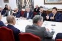 pessoas reunidas em uma mesa em reunião