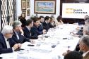 pessoas reunidas em uma mesa em reunião
