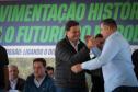 pessoas comemorando a pavimentação que liga distrito de Cianorte a Jussara