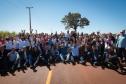 pessoas comemorando a pavimentação que liga distrito de Cianorte a Jussara