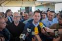 pessoas comemorando a pavimentação que liga distrito de Cianorte a Jussara