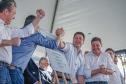 Pessoas comemorando entrega pavimentação em concreto da PR-180