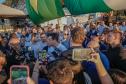 Pessoas comemorando entrega pavimentação em concreto da PR-180