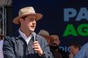Governador, Ratinho Júnior, falando em cima do palco