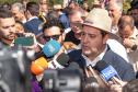 Governador, Ratinho Júnior, dando entrevista a repórteres