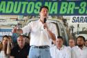 Governador, Ratinho Junior, falando em cima do palco