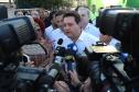 Governador, Ratinho Junior, dando entrevista a repórteres