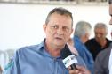 Pessoas comemorando entrega pavimentação em concreto da PR-180