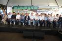 Pessoas comemorando entrega pavimentação em concreto da PR-180