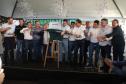 Pessoas comemorando entrega pavimentação em concreto da PR-180