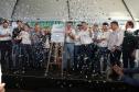 Pessoas comemorando entrega pavimentação em concreto da PR-180