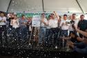 Pessoas comemorando entrega pavimentação em concreto da PR-180